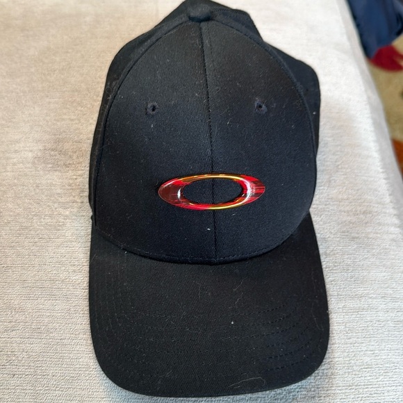 Oakley Classic Low Flex Black Hat Cap Size L/XL Brushed Gas Can Metal Logo - Picture 1 of 9